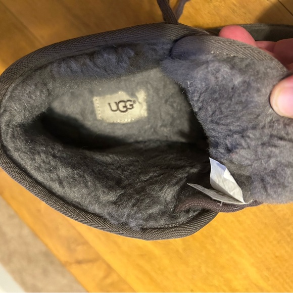 UGG Men's Neumel Classic Suede Lace-Up Chukka Boots, Charcoal, size 7 (Eur 40). - Picture 4 of 10